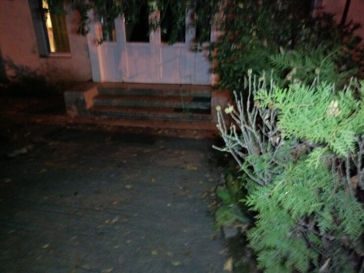 Fotografia notturna: Fotocamera primaria + Luce da campeggio (Fonte: Sergey Tarasov - Notebookcheck)