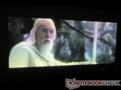 Si noti l'effetto alone intorno alle spalle e alla schiena di Gandalf. C'è anche un leggero cambiamento di colore verde nella sua veste. (Immagine: Il Signore degli Anelli: Il Ritorno del Re di New Line Cinema)