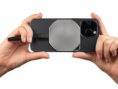 Il nuovo SSD Datamag 40Gbps è dotato di magneti incorporati che gli consentono di agganciarsi agli iPhone abilitati MagSafe per la registrazione in movimento. (Fonte: MSI)