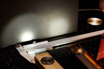 La luce di messa a fuoco dell'Arkpro Ultra rispetto al fascio generale dell'Arkfeld Pro. (Fonte: Andreas Sebayang/Notebookcheck.com)