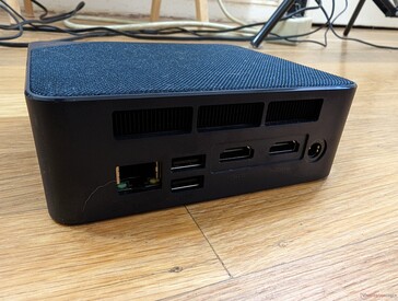 Posteriore: Gigabit RJ-45, 2x USB-A 2.0, 2x HDMI 2.0, adattatore AC