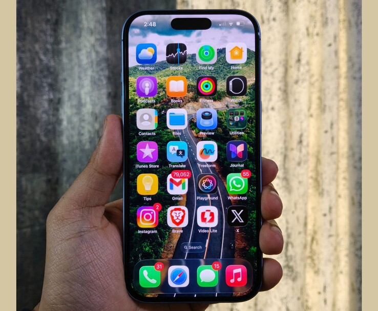 schermata Home dell'iPhone con iOS 26.2, che mostra le icone delle app e gli elementi dell'interfaccia aggiornati (Fonte: Yetnesh Dubey)