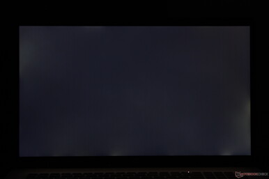 Moderata perdita di luce posteriore irregolare lungo i bordi e gli angoli