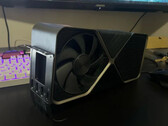 GeForce RTX 4090 Ti ha un'enorme soluzione di raffreddamento a quattro slot. (Fonte immagine: u/This_Explanation_514)