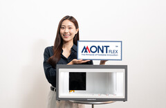 Una donna presenta il nuovo marchio insieme a quello che sembra un nuovo pannello di visualizzazione (Fonte immagine: samsungdisplay.com)
