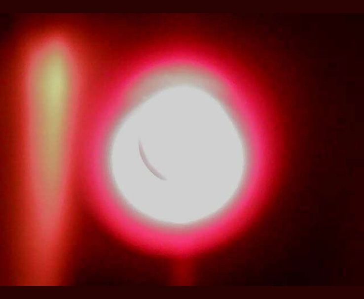 Bagliore luminoso di plasma generato all'interno del forno di produzione in miniatura di Space Forge a bordo del satellite ForgeStar-1, durante un test in orbita nell'orbita terrestre bassa. (Fonte: Space Forge)