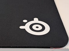 Primo piano del logo e della texture del mousepad.