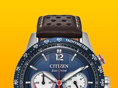 Primo piano del cronografo Citizen Racing CA4716-09L, che mostra la lunetta tachimetrica blu, il quadrante blu intenso con lancette e indici color argento, i tre contatori, la lancetta dei secondi centrale rossa e il cinturino in pelle marrone traforata su sfondo giallo.