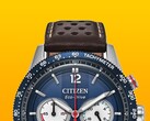Primo piano del cronografo Citizen Racing CA4716-09L, che mostra la lunetta tachimetrica blu, il quadrante blu intenso con lancette e indici color argento, i tre contatori, la lancetta dei secondi centrale rossa e il cinturino in pelle marrone traforata su sfondo giallo.
