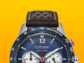 Primo piano del cronografo Citizen Racing CA4716-09L, che mostra la lunetta tachimetrica blu, il quadrante blu intenso con lancette e indici color argento, i tre contatori, la lancetta dei secondi centrale rossa e il cinturino in pelle marrone traforata su sfondo giallo.