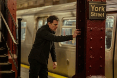 Dexter alla York Street Station: non si nasconde più nell'ombra, ma si muove in una città costruita su sistemi che ora caccia dall'interno. (Fonte: Paramount Plus)