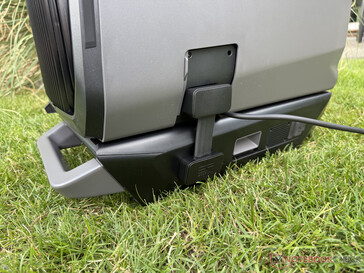 Una batteria consente l'utilizzo in mobilità. (Fonte: Marcus Schwarten / Notebookcheck)