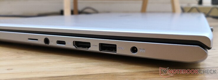 lato destro: lettore MicroSD, 3.5 mm combo audio, USB Type-C 3.1 Gen. 1 (No DisplayPort), HDMI, USB 3.0, alimentazione