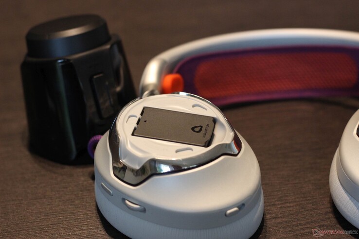 La batteria può essere facilmente rimossa, la stazione base a sinistra