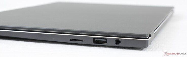 Lato destro: Lettore MicroSD, USB-A 2.0, 3,5 mm combo audio