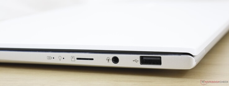 A destra: Lettore MicroSD, audio combo 3.5 mm, USB-A 2.0