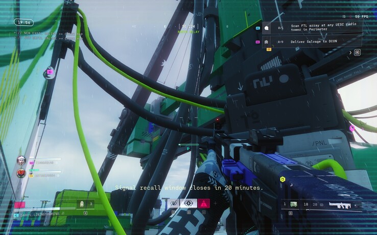 Una torreggiante struttura a relè e un luminoso cablaggio industriale fanno da cornice a una delle corse a obiettivi di Marathon, con la finestra di richiamo che aggiunge pressione temporale alla missione.