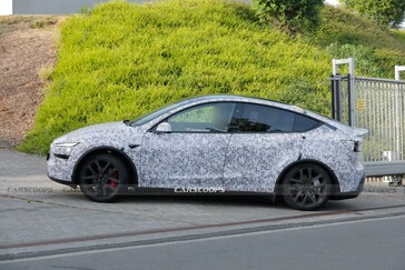 2026 Tesla Model Y Performance vista laterale