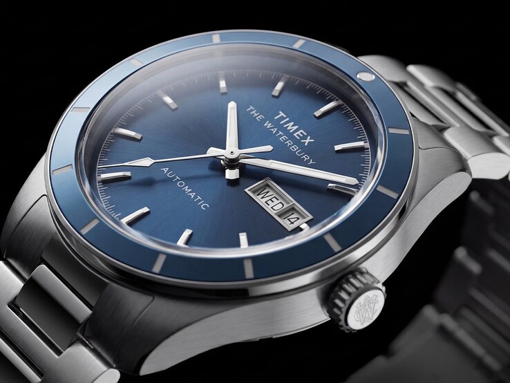 Primo piano del Timex Waterbury Heritage Automatic con quadrante blu, che mostra le lancette luminescenti, gli indici applicati e il datario con indicazione del giorno.