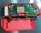 È possibile risolvere la temuta deriva dei Joy-Con con un pezzo di cartone. (Fonte: VK's Channel)