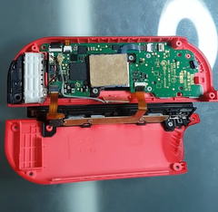 È possibile risolvere la temuta deriva dei Joy-Con con un pezzo di cartone. (Fonte: VK's Channel)