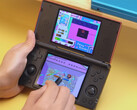 L'Anbernic RG DS con Kirby: Canvas Curse. (Fonte immagine: Anbernic - modificato)