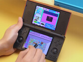 L'Anbernic RG DS con Kirby: Canvas Curse. (Fonte immagine: Anbernic - modificato)