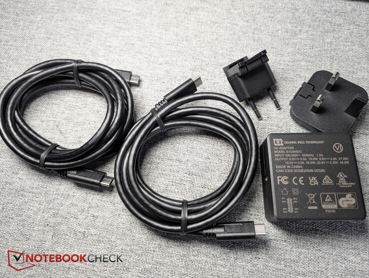 Contenuto della confezione: 2× cavi USB-C-C e 1 adattatore di alimentazione (adattatore UE + UK)