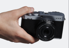 La fotocamera compatta a obiettivi intercambiabili Fujifilm X-E4 in mano