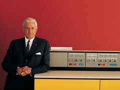 L&#039;allora capo di IBM Thomas Watson Jr. presenta il computer System/360 nel 1964. (Immagine: IBM)