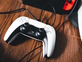 Un'immagine di un controller PS5 accanto a una Nintendo Switch