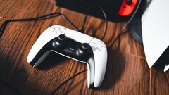 Un'immagine di un controller PS5 accanto a una Nintendo Switch
