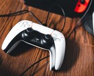 Un'immagine di un controller PS5 accanto a una Nintendo Switch