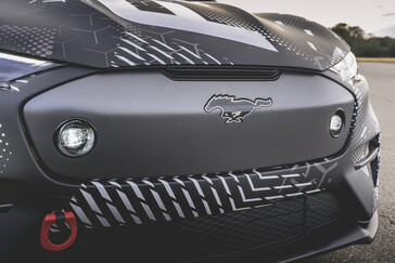 I nuovi fendinebbia e il gancio di traino rosso sul paraurti anteriore fanno venire voglia di portare la Mach-E Rally in fuoristrada. (Fonte: Ford)