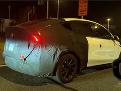 La presunta Tesla Model Y più lunga in fase di test. (Fonte: Veo/X)