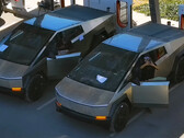 Cybertrucks in carica a Giga Texas (immagine: Jeff Roberts/YT)