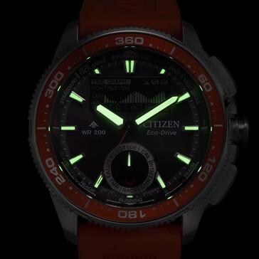 Scatto con lume in condizioni di scarsa illuminazione del Citizen Promaster Wave Tracker JV3000-13E, che mostra lancette e indici luminescenti su uno sfondo scuro.