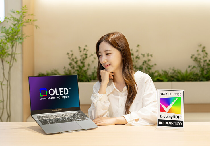 Il pannello OLED di Samsung Display, certificato VESA DisplayHDR True Black 1400, installato in un laptop Lenovo Yoga Pro 9i Aura Edition.