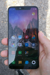 Usando lo Xiaomi Mi 8 Explorer Edition all'ombra