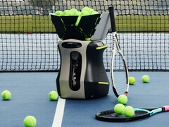 Il Pongbot Aura può allenare i giocatori e arbitrare partite di tennis, padel e pickleball.