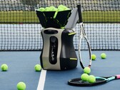 Il Pongbot Aura può allenare i giocatori e arbitrare partite di tennis, padel e pickleball.