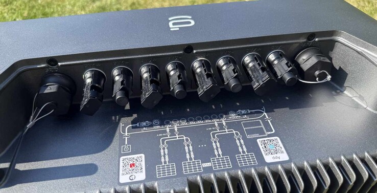 I collegamenti per il fotovoltaico e la rete elettrica si trovano nella parte superiore, sotto una copertura (qui già rimossa).