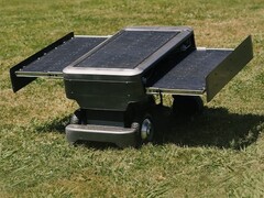 Il rasaerba robot SunScout Pro è dotato di pannelli solari integrati. (Fonte: SunScout)