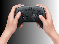 Il controller Pro di Nintendo Switch 2 sottoposto a teardown viene mostrato tra le mani (Fonte: Nintendo of America con modifiche)
