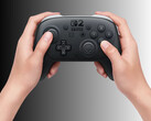 Il controller Pro di Nintendo Switch 2 sottoposto a teardown viene mostrato tra le mani (Fonte: Nintendo of America con modifiche)