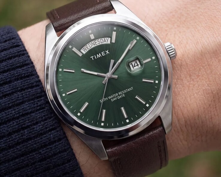 Il Timex Legacy Day and Date al polso, con un quadrante verde soleil.