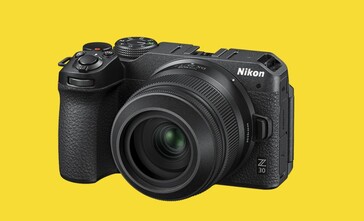 Il primo obiettivo Nikkor prime per fotocamere DX sporge a malapena davanti all'impugnatura della Nikon Z30. (Fonte: Nikon)
