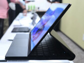 OneMix 5 supporterà diverse postazioni, tra cui un facsimile di Surface Laptop Studio. (Fonte: PC Watch)