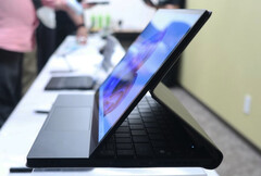 OneMix 5 supporterà diverse postazioni, tra cui un facsimile di Surface Laptop Studio. (Fonte: PC Watch)