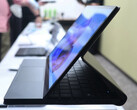 OneMix 5 supporterà diverse postazioni, tra cui un facsimile di Surface Laptop Studio. (Fonte: PC Watch)